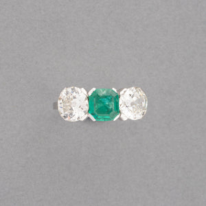 Platinum Diamonds and Emerald French Art Déco Ring