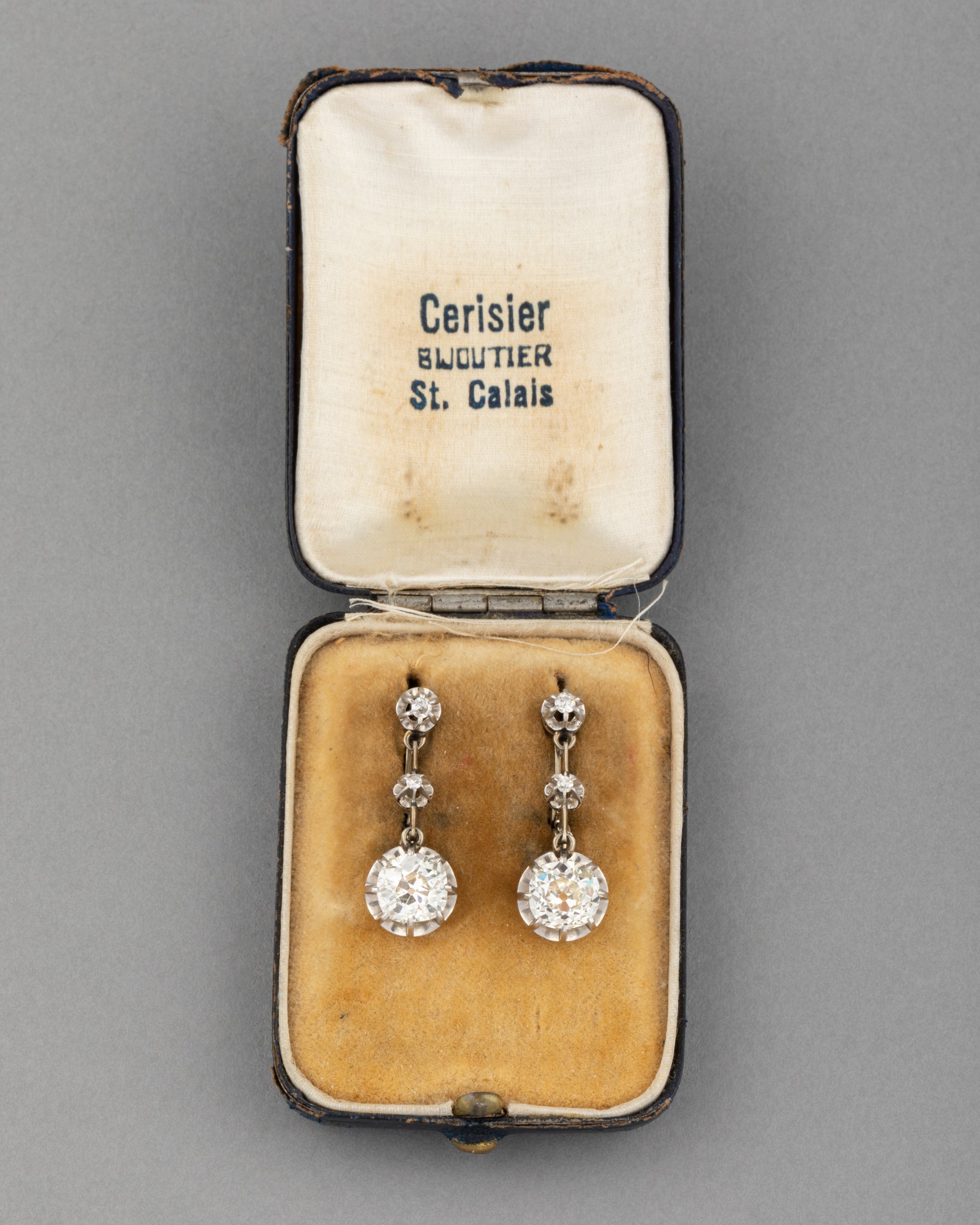 Boucles d'oreilles anciennes en métal - France Boucles d'oreilles anciennes en métal - France